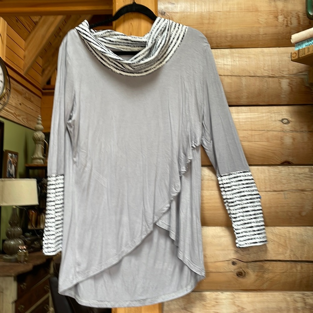 BNWOT Adorable gray turtleneck top size medium